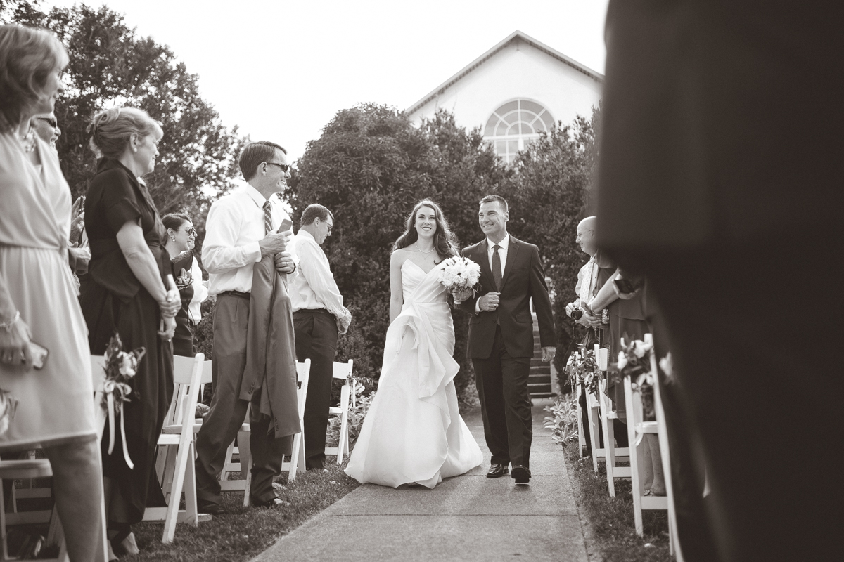 Emily + Sean | Raspberry Plain | Leesburg, Virginia Wedding | © Carly Arnwine Photography