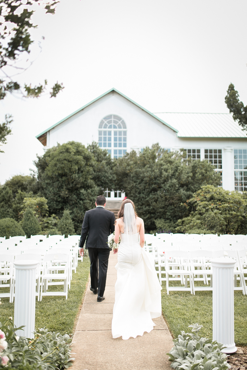 Emily + Sean | Raspberry Plain | Leesburg, Virginia Wedding | © Carly Arnwine Photography